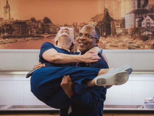 Unsere Gouvernante Sani und der Receptionist Marc posieren vor der Reception des Hotels.