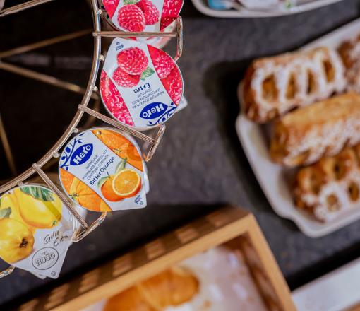 Regionales Frühstück Im Hotel Alexander geniessen sie ein Frühstücksbuffet mit frischen, regionalen Produkten. Das Frühstück ist im Zimmerpreis inbegriffen und wird von Montag bis Samstag von 7.00 - 10.30 serviert.